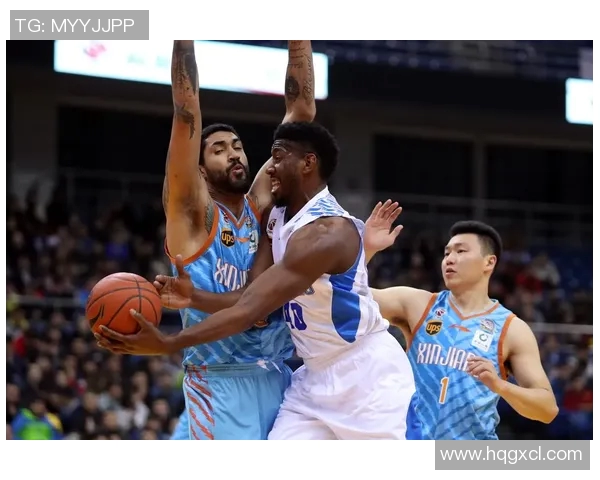 第32轮青岛队与新疆队激战正酣谁能在这场较量中笑到最后